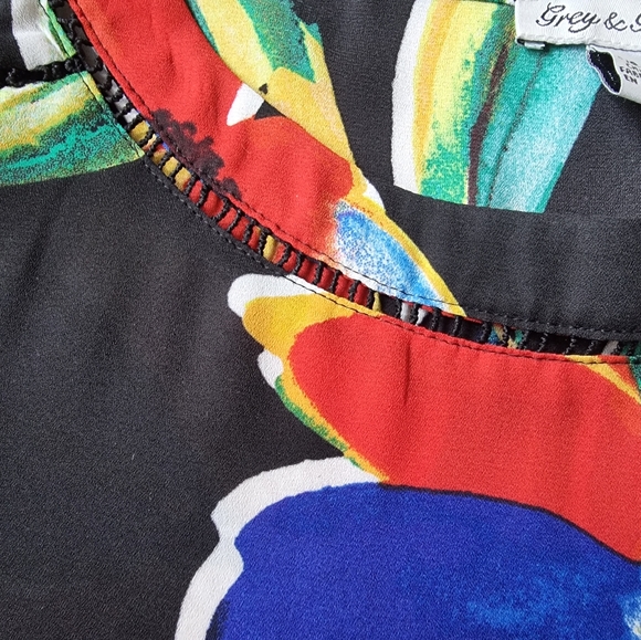 Grey & Gray Bold Floral Print Blouse - Picture 5 of 7